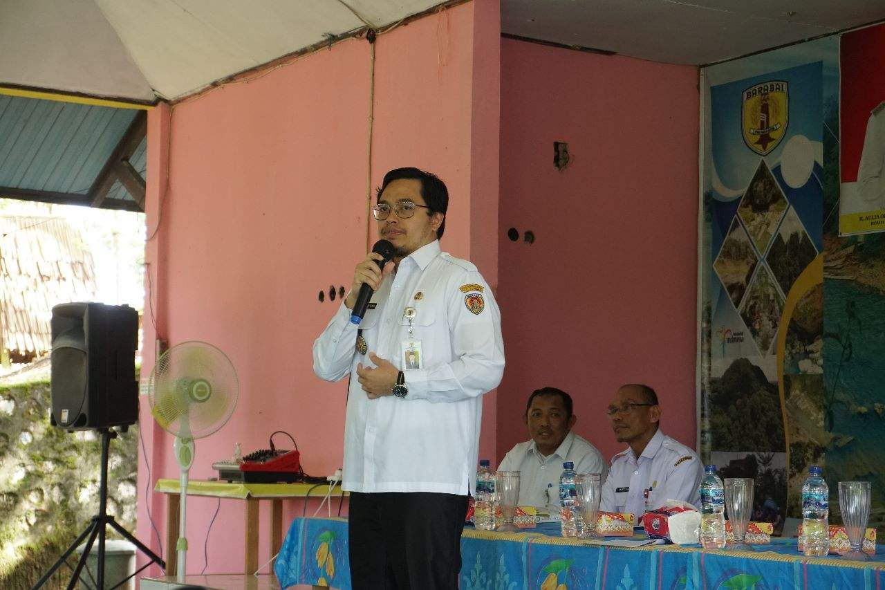 Bupati HST H Aulia Oktafiandi saat memberikan Sosialisasi Pendidikan Politik Bagi Pemilih Perempuan. Foto: Diskominfo HST