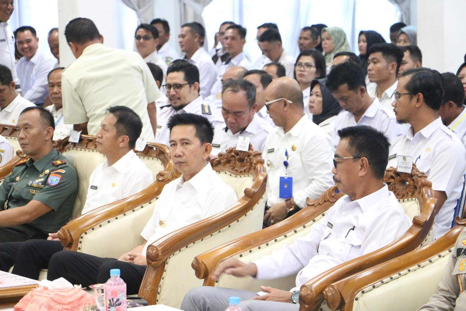 Bupati Barut H Nadalsyah saat Menutup pelatihan laporan pertanggung jawaban APBDes, di Gedung Balai Antang Muara Teweh. Foto Umi For LK-5W1H