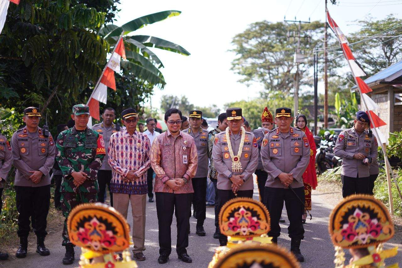 Bupati HST H Aulia Oktafiandi saat menyambut kedatangan Kapolda Kalsel Irjen Pol Andi Rian R Djajadi beserta rombongan. Foto: Diskominfo HST
