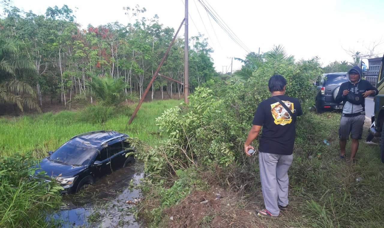 mobil Suzuki XL 7 yang alami kecelakaan tunggal di Jalan Nasional Ahmad Yani, Desa Jorong, dilakukan evakuasi menggunakan mobil truk.