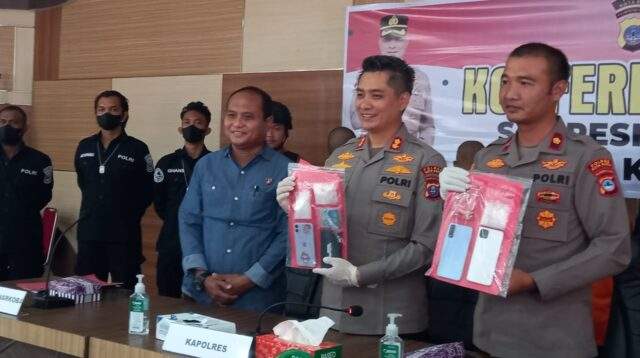 Kapolres Kotabaru AKBP DR. Tri Suhartanto saat memimpin pers release pengungkapan kasus narkoba. Foto: Rill for LK