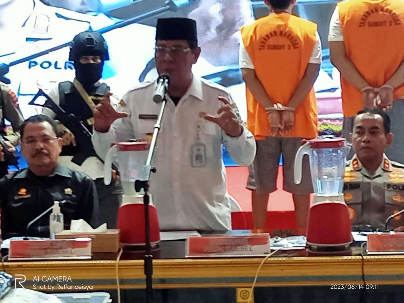 Gubernur Kalsel H Sahbirin Noor saat memberikan sambutan pada acara pemusnahan barang bukti narkoba di Polda Kalsel.