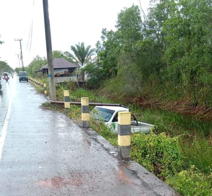 Laka mobil pikap putih nyebur ke parit di Jalan Raya Ahmad Yani Desa Gunung Raja, Kecamatan Tambang Ulang, Tanah Laut. Foto: Asep/lenterakalimantan.com