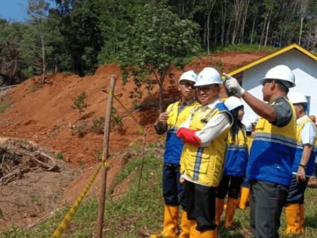 Bupati Tabalong H Anang Syakhfiani saat meninjau lokasi pembangunan embung di Desa Nalui Kecamatan Jaro.