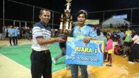 Penyerahan Piala Juara Pertama oleh Bupati Tanah Laut HM Sukanta
