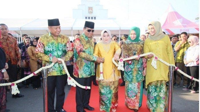 Gubernur Kalimantan Selatan Sahbirin Noor bersama Istri Potong Pinta Dalam Satu Acara Foto Syah For LK 5W1H