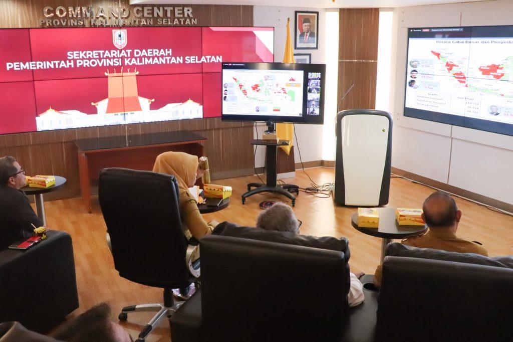 Plt Asisten Perekonomian dan Pembangunan, drh. Suparmi mengikuti Rapat Koordinasi (Rakor) Pengendalian Inflasi secara daring pada Senin (12/6). Foto Mul For LK-5W1H
