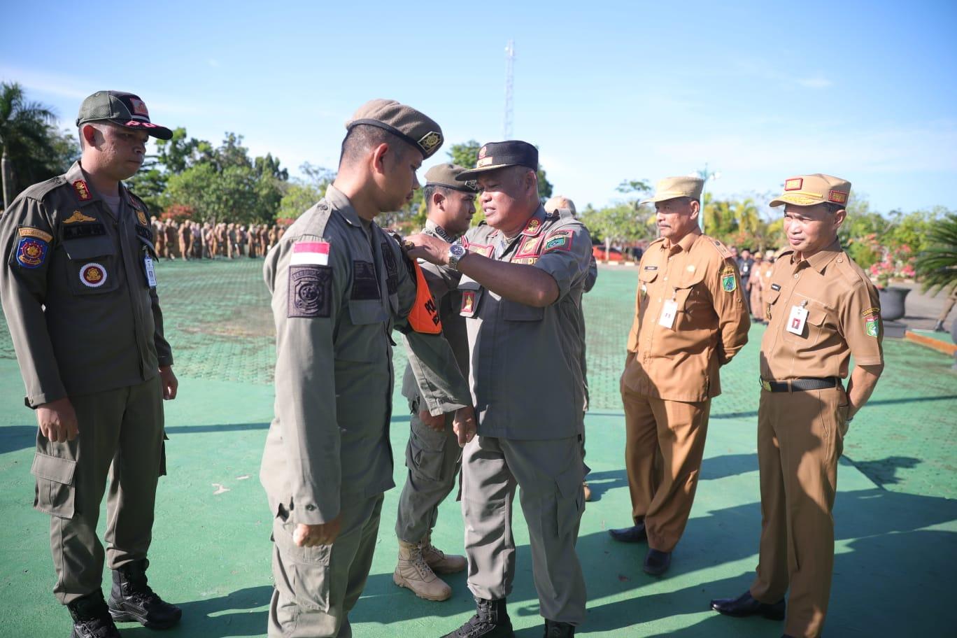 Penyematan Tanda Polbindes dihalaman Kantor Bupati Tanah Bumbu : (Sumber foto : Satpoldam for LK)