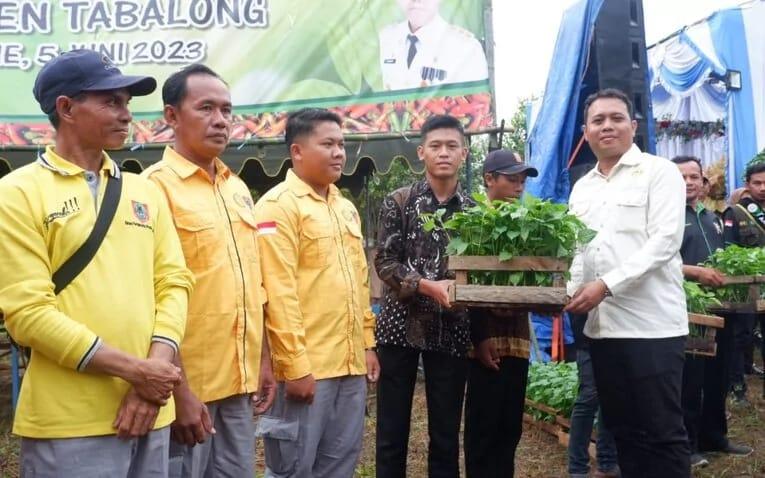 HIPMI Tabalong Bagikan Bibit Cabai ke Warga. Foto: Prokopim Setda Tabalong For LK-5W1H