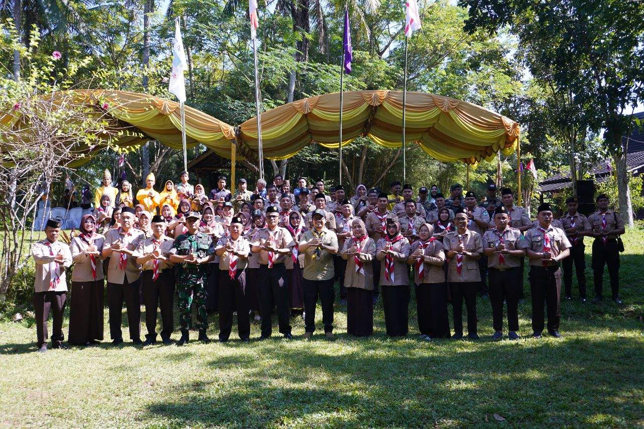 Bupati HST H Aulia Oktafiandi saat membuka acara Perkemahan Bakti Sebanuaan (Pertibanua) VIII Satuan Karya Pramuka Saka Bakti Husada (SBH) Se-Kalimantan Selatan (Kalsel). Foto: Diskominfo HST