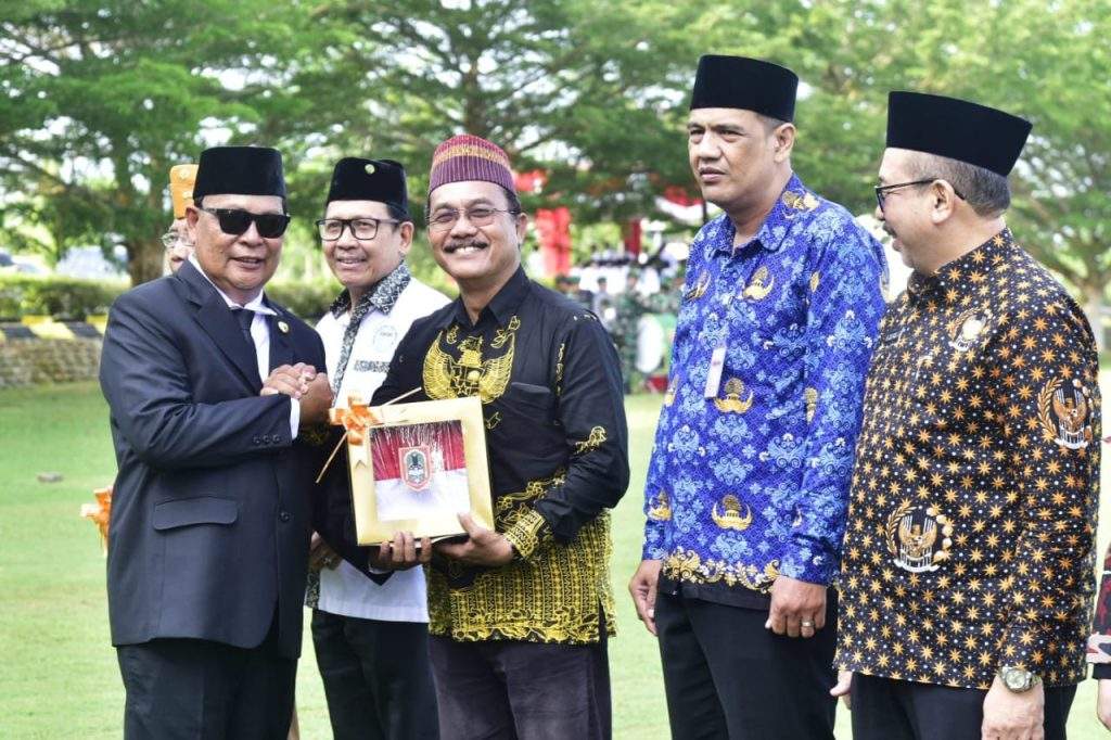 Pemerintah Provinsi Kalimantan Selatan bersama Forum Koordinasi Pimpinan Daerah (Forkopimda) Kalsel memperingati Hari Lahir Pancasila Tahun 2023 di halaman kantor Sekda Provinsi Kalsel Banjarbaru, Kamis (1/6) pagi.