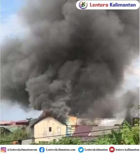Satu buah rumah di Jl.Sim.Tangga Adyaksa 6, Kel.Sungai Miai, Kec.Banjarmasin Utara, Kota Banjarmasin terbakar. 19/06/2023. (Dok.Arsip LK - Muhammad Arsyad)