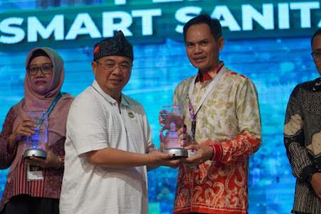 Tak salah rasanya bila Aliansi Kabupaten-Kota Peduli Sanitasi (AKKOPSI) menganugerahi penghargaan Smart Sanitation Award (SSA) 2023, kepada Pemerintah Kota (Pemko) Banjarmasin. Foto: Diskominfo Banjarmasin