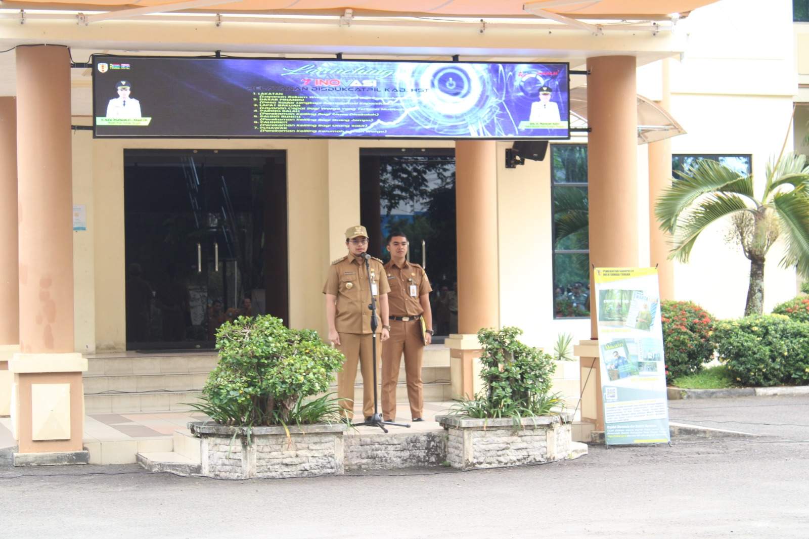 Bupati HST H Aulia Oktafiandi saat meluncurkan 7 inovasi pelayanan kependudukan. Foto: Diskominfo HST