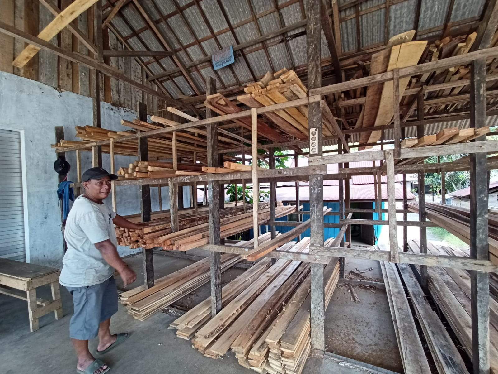 Hasan sang penjual kayu di Pelaihari orang tua Faizal Achmad Nur Saufi yang diterima lulus Akademi Kepolisian (Akpol) 2023. Senin (31/7/2023). Foto: Asep/lenterakalimantan.com
