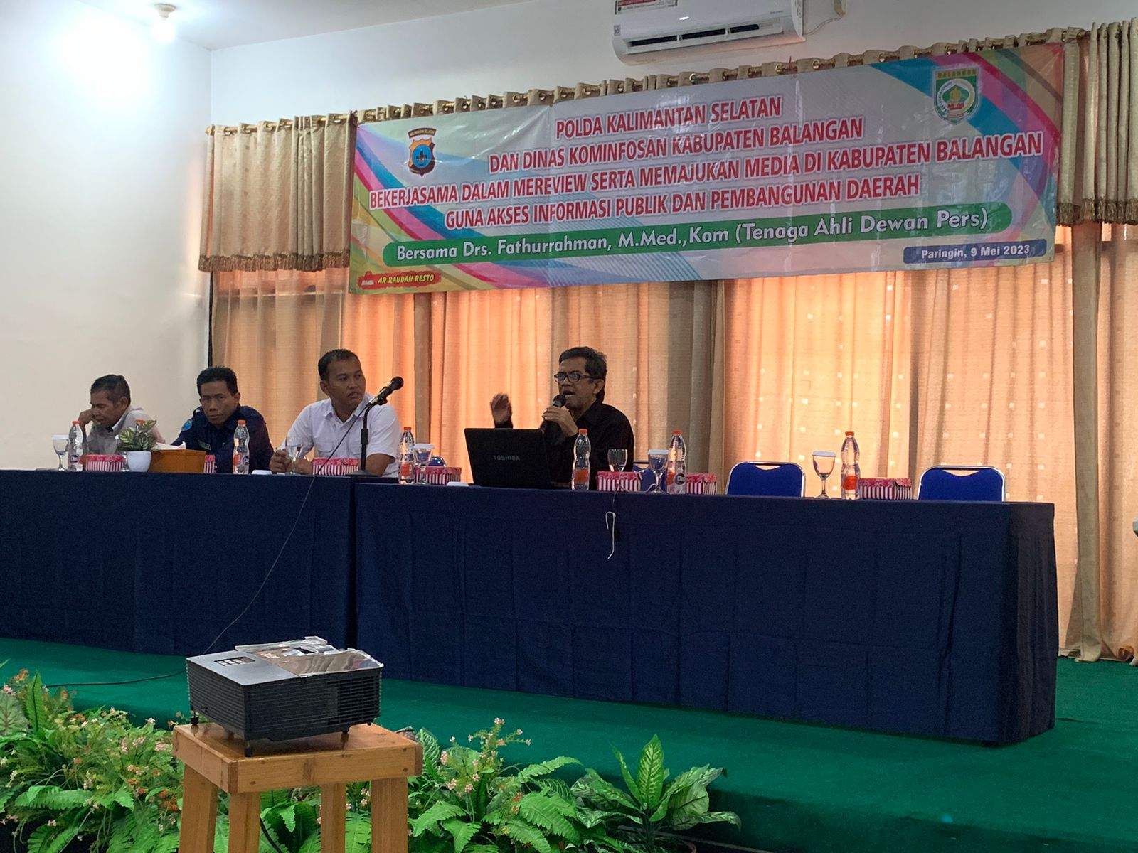 Tenaga Ahli Dewan Pers PWI Kalsel Drs Fathurahman, M.Med, Kom saat menyampaikan materi dalam kegiatan pelatihan bagi jurnalis di Kabupaten Balangan – Sumber : Sri Mulyani for lenterakalimantan.com 5W 1H