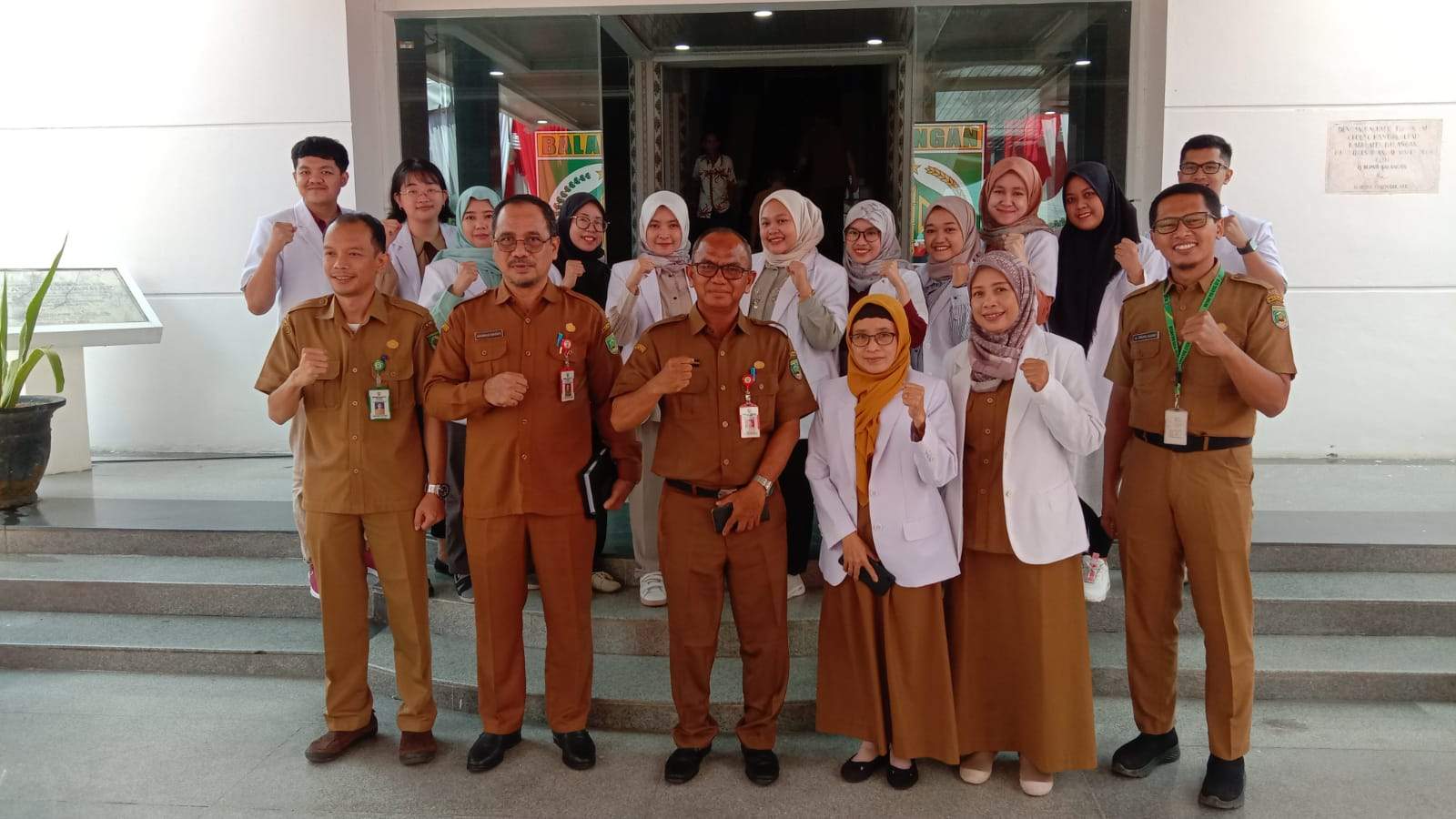 Sesi foto bersama - Kepala Dinas Kesehatan Kabupaten Balangan H Akhmad Nasa’i dan jajaran beserta 12 orang dokter internship saat selesai magang di Kabupaten Balangan – Sumber : Sri Mulyani for lenterakalimantan.com 5W 1H