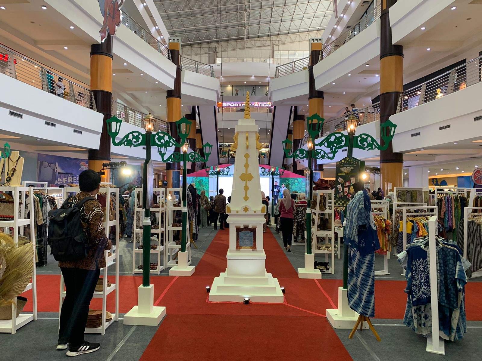 Pemasaran Produk UMKM Yogyakarta yang bertempat di Duta Mall Banjarmasin, Jumat (21/7/2023). Foto: Ikhsan/lenterakalimantan.com