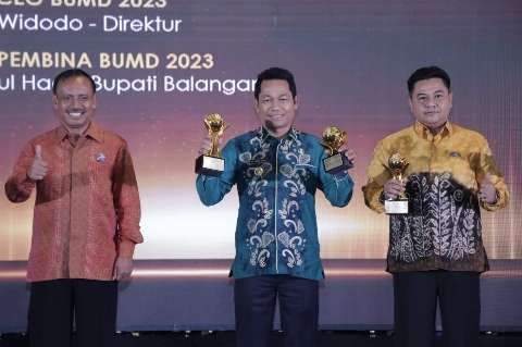 Bupati Balangan H Abdul Hadi raih penghargaan Pembina TOP BUMD 2023 – Sumber : Sri Mulyani for lenterakalimantan.com 5W 1H