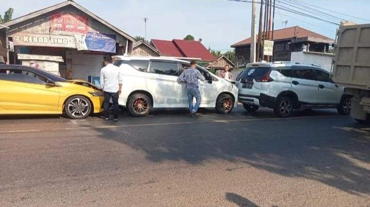 Jalan nasional di Desa Bati-Bati, Kecamatan Bati-Bati, Tanah Laut macet karena satu orang dengan gangguan jiwa (ODGJ) mengamuk menggunakan parang, Senin (24/7/2023) sore. Foto: WhatsApp
