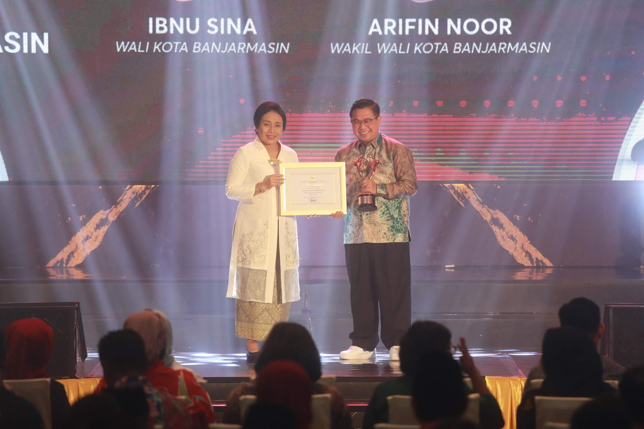 Menteri PPPA RI, Bintang Puspayoga saat menyerahkan penghargaan KLA kategori Nindya, yang diterima langsung Wali Kota Banjarmasin, H Ibnu Sina. Foto: diskominfotik banjarmasin
