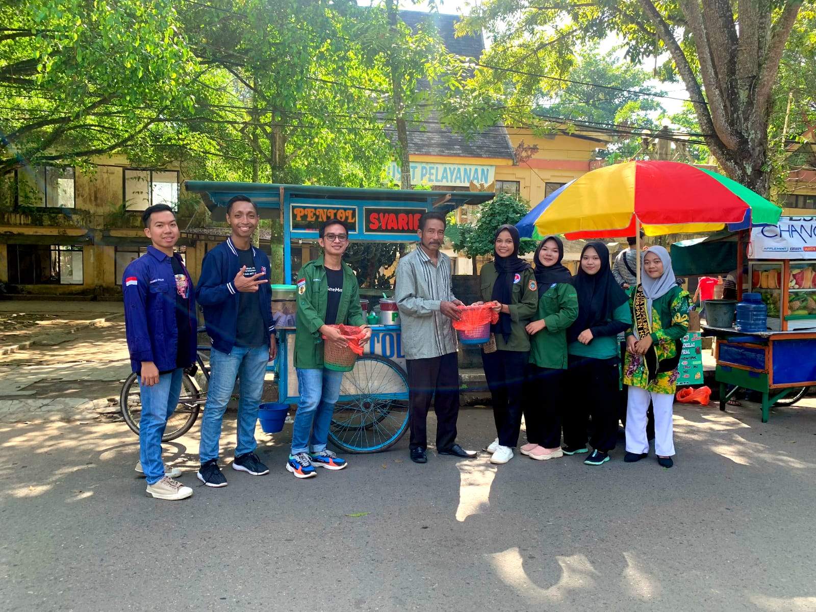 Kolaborasi antar organisasi kepemudaan di HST saat memberikan edukasi lingkungan dan membagikan tempat sampah kepada pedagang pentol. Foto: Diskominfo HST