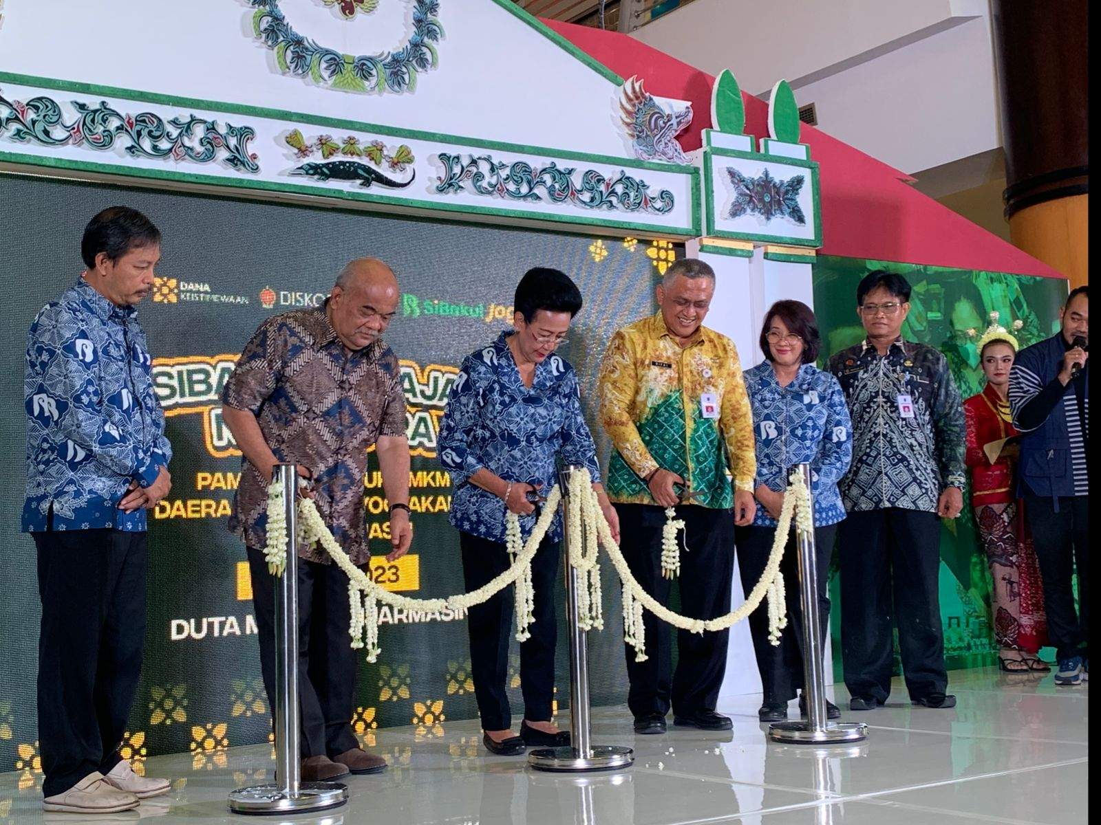 Gubernur Daerah Istimewa Yogyakarta (DIY) Sri Paduka Paku Alam X, saat memotong pita tanda resmi dibukanya Pameran UMKM Sibakul Jelajah Nusantara yang berlangsung di Duta Mall Banjarmasin. Foto: Ikhsan/lenterakalimantan.com