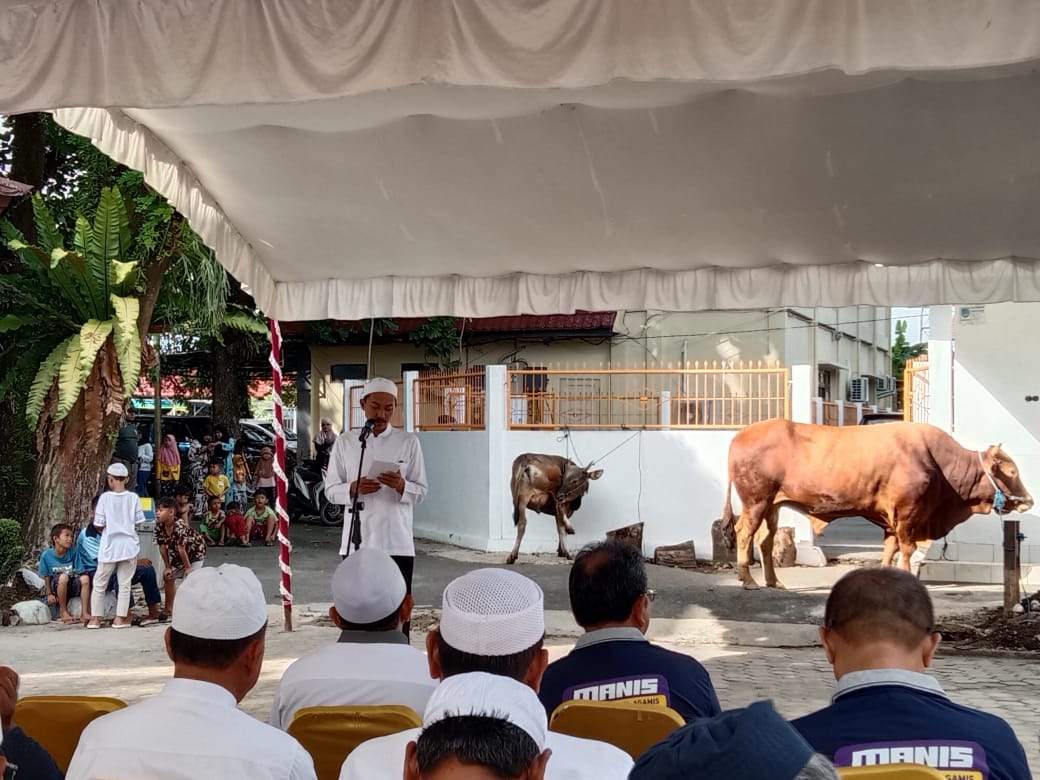 Pemerintah Kabupaten Banjar melalui Bagian Kesejahteraan Rakyat (Kesra) Sekretariat Daerah (Setda) setempat menggelar penyembelihan hewan kurban Iduladha 1444 H/2023 M, di halaman Musala Al-Adli Setda Banjar, Martapura, Sabtu (1/7/2023) pagi. Foto: Diskominfo Banjar