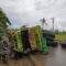 Truk trailer pembawa ban jumbo terbalik di Gunung Rimpi. Foto: Asep Sobari for LK