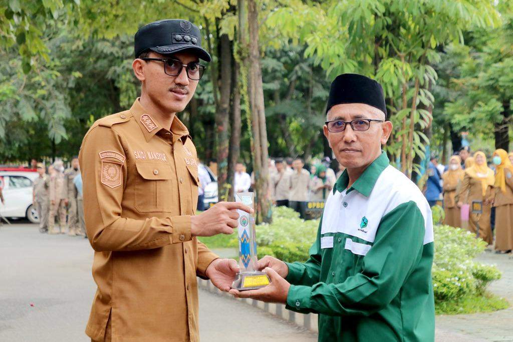 Usai Apel Kerja gabungan, Bupati Banjar H Saidi Mansyur menyerahkan hadiah kepada para pemenang lomba Badan Usaha Milik Desa (BUMDes) tingkat Kabupaten Banjar, di halaman kantor bupati setempat, Senin (3/7/2023) pagi. Foto: Pemkab Banjar