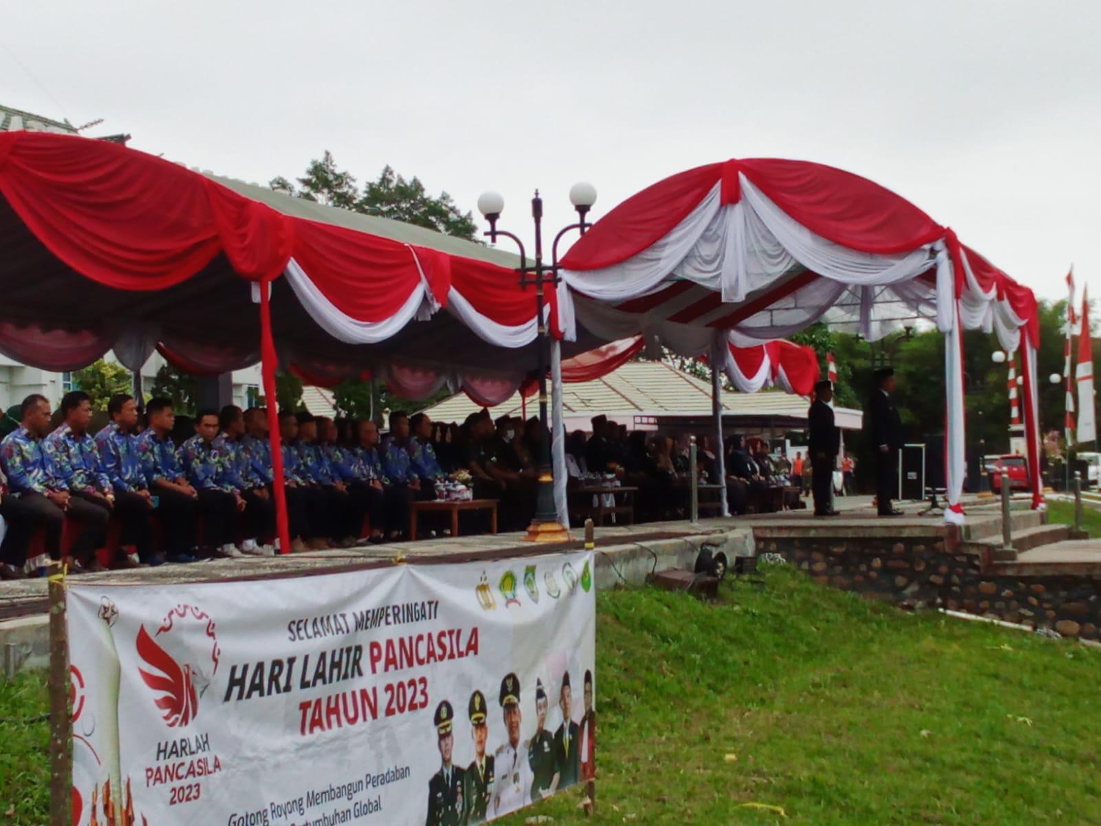 Bupati Balangan H Abdul Hadi menjadi inspektur upacara pada peringatan Hari Lahir Pancasila – Sumber : Humas Pemkab Balangan for LK 5W 1H