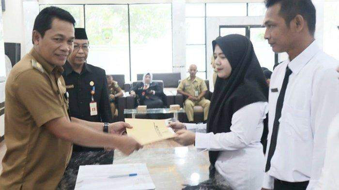 Bupati Balangan H Abdul Hadi menyerahkan SK kepada salah seorang perwakilan guru PPPK – Sumber : Humas Pemkab Balangan for lenterakalimantan.com 5W 1H