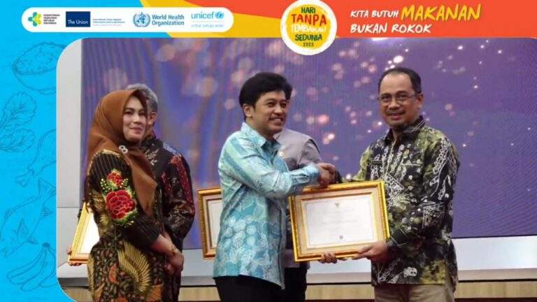 Kepala Dinas Kesehatan Pengendalian Penduduk dan Keluarga Berencana Kabupaten Balangan Akhmad Nasa’i penghargaan Pastika Awya Pariwara dari Wakil Menteri Kesehatan RI – Sumber : Humas Pemkab Balangan for LK 5W 1H