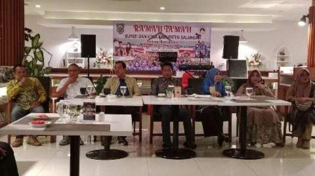 Bupati Balangan H Abdul Hadi Asisten II Bidang Perekonomian dan Pembangunan Setda Balangan Tuhalus, Ketua TP-PKK Balangan Sri Huryati Hadi, Plt Kepala DKP3 Balangan, Abdurrahman Arrahimi saat menghadiri acara Penas KTNA XVI – Sumber : Humas Pemkab Balangan for LK 5W 1H