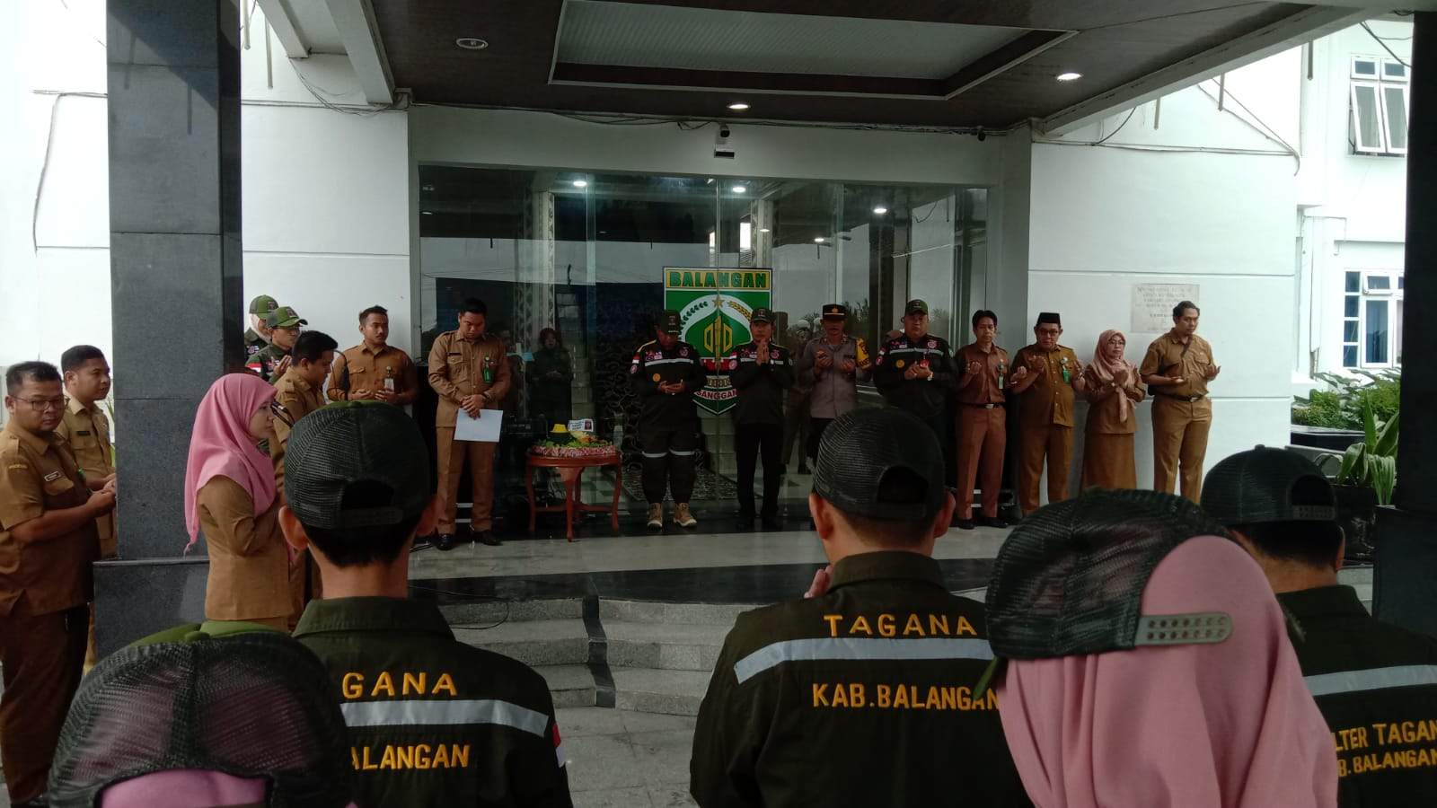 APEL HUT Bupati Balangan H Abdul Hadi memimpin apel HUT TAGANA ke-19 di halaman Kantor Bupati – Sumber : Humas Pemkab Balangan for lenterakalimantan.com 5W 1H