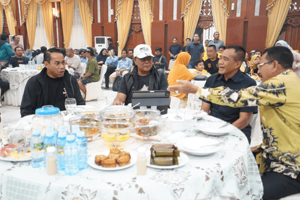 Gubernur Kalimantan Selatan H. Sahbirin Noor atau Paman Birin menjamu kehadiran Panglima Kodam (Pangdam) VI/Mulawarman Mayjen TNI Tri Budi Utomo di Gedung Mahligai Pancasila, Selasa (25/7/2023) – Sumber : Pangdam VI Mulawarman for LK 5w 1h