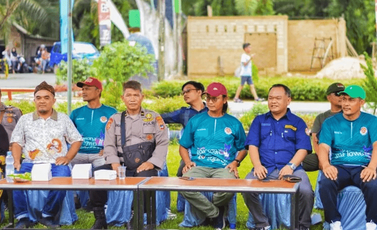 Anggota DPRD Kotabaru, Awaludin saat menghadiri kegiatan jalan sehat di Desa Tegalrejo. Foto: rill for Lk 5w1h