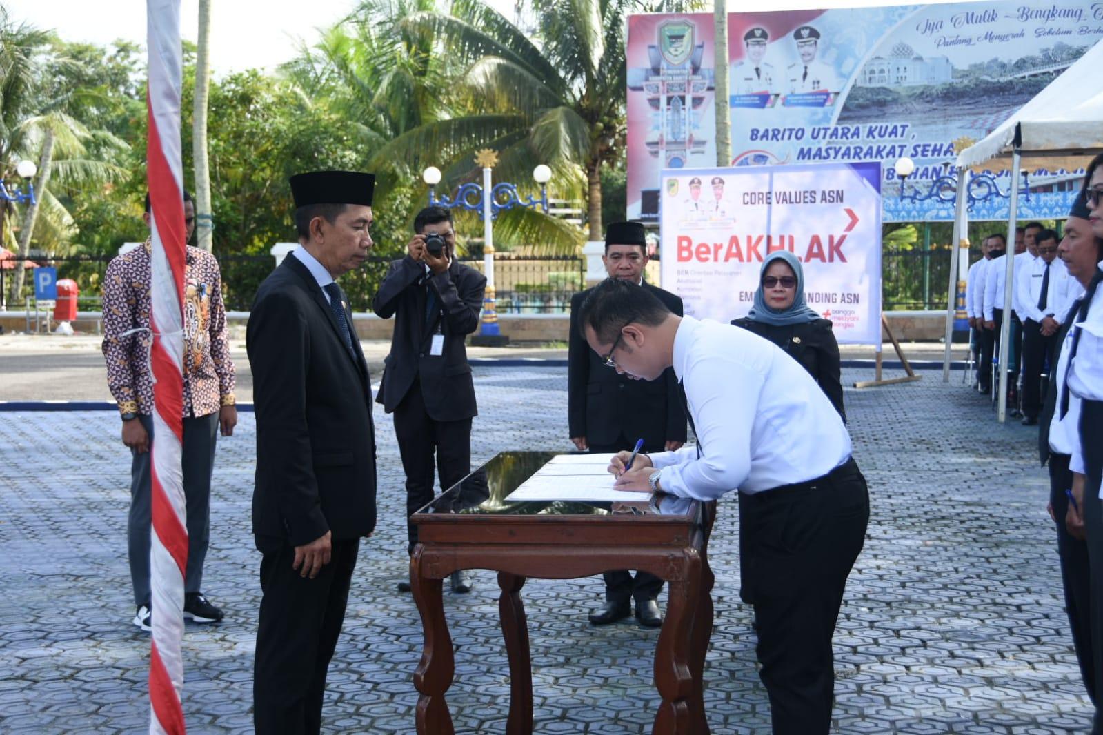 Penyerahan SK Pegawai Pemerintah dengan Perjanjian Kerja (P3K) secara simbolis oleh Bupati Barito Utara, H. Nadalsyah kepada perwakilan P3K . Foto: Umi Diskominfo Barut For LK-5W1H