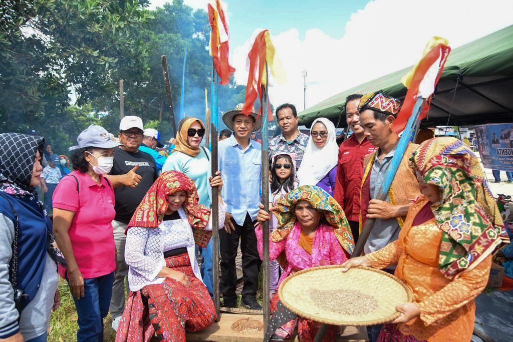 Sekeretaris Daerah Drs Muhlis didampingi Istri, Asisten II Setda Gazali Mantalatua dan Kepala Perangkat Daerah menghadiri Rangkaian Festival Budaya Iya Mulik Bengkang Turan (FBIMBT) Tahun 2023. Foto: Umi Diskominfo Barut For LK-5W1H