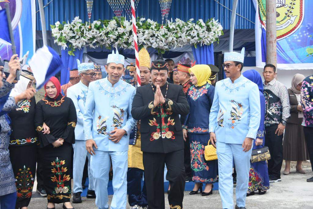 Bupati Barito Utara H. Nadalsyah, dan Wakil Bupati Sugianto Panala Putra pada upacara pada HUT Ke-73 Kabupaten Barito Utara. Foto: Istimewa