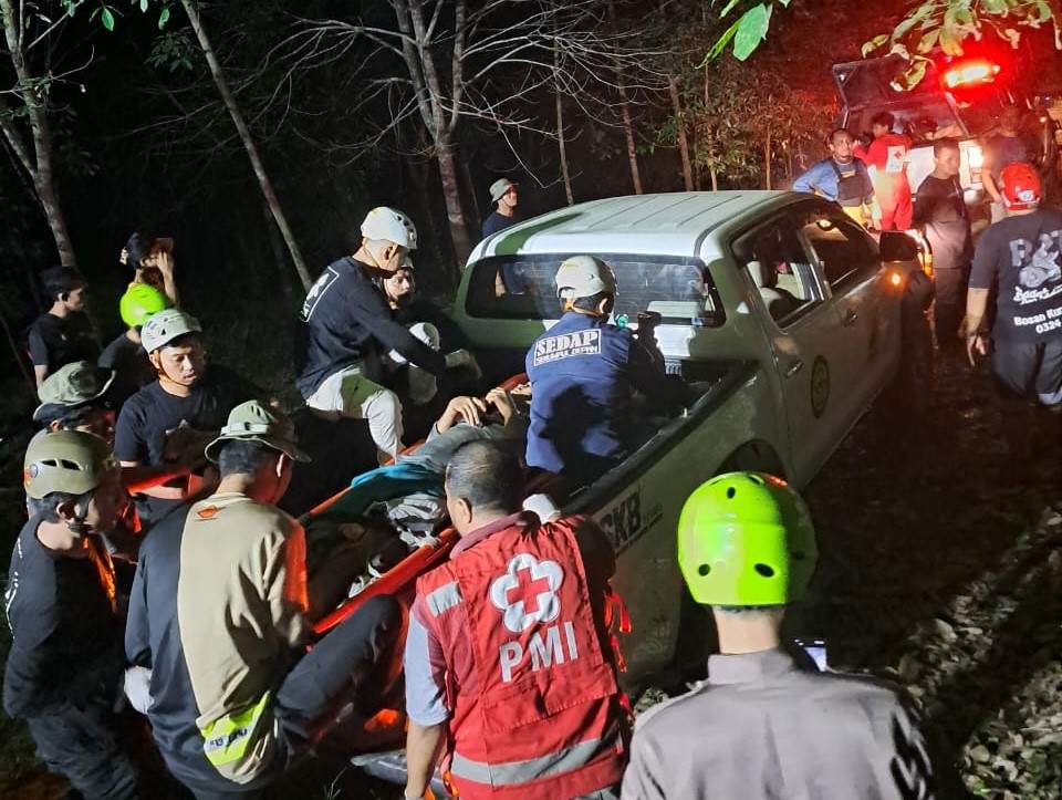 Evakuasi korban Kecebur sumur bekas tambang emas. Sumber : Damkar Tala for LK 5W 1H