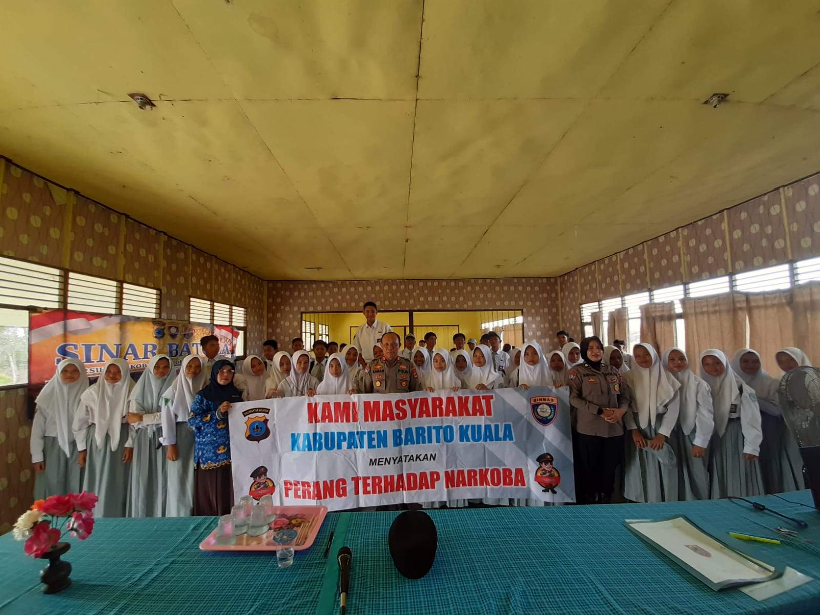 Sesi Photo Bersama Sat Binmas Polres Batola saat sambangi SMAN 1 Bakumpai dalam upaya pencegahan Narkoba dan penyalahgunaan Narkoba pada Senin (17/7/2023). Sumber : Humas Polres Batola For LK