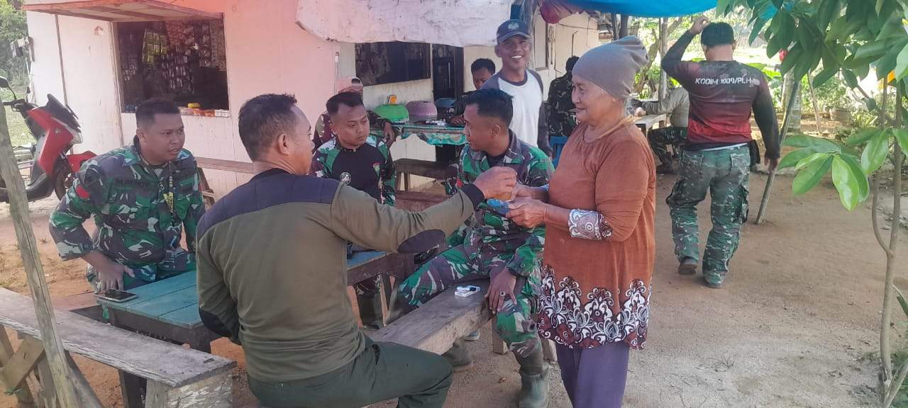 Satgas TNI Manunggal Membangun Desa (TMMD) ke-117 Kodim 1009/Tla tiap hari banjiri warung Marsinah warga Desa Telaga Langsat, Kecamatan Takisung, Kabupaten Tanah Laut - Sumber : Pendim 1009/Tla for lenterakalimantan.com