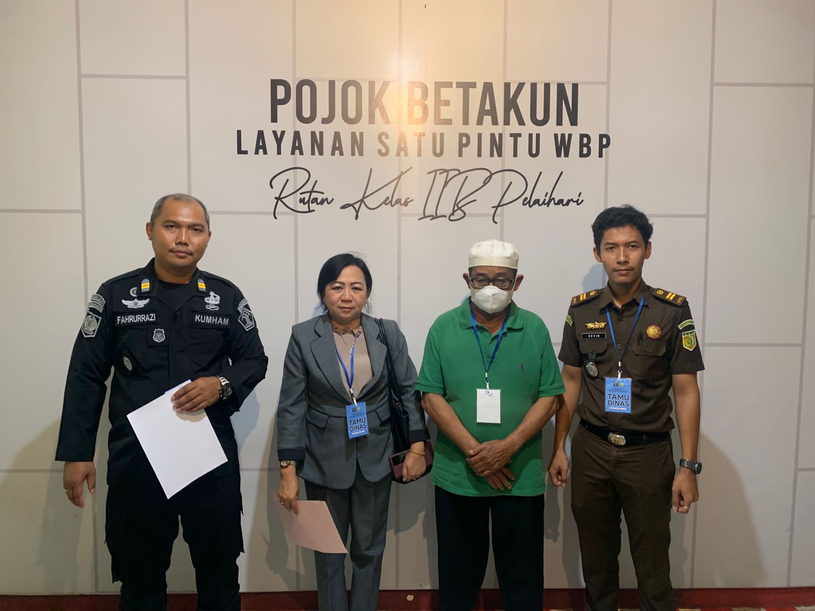 Kades Damit Hulu Anang Mulyani memakai kaos hijau, dilakukan penahanan oleh Kejaksaan Negeri Tanah laut. Tersangka Korupsi dana desa tahun 2019. Sumber : Kejari Tala for lenterakalimantan.com 5W 1H