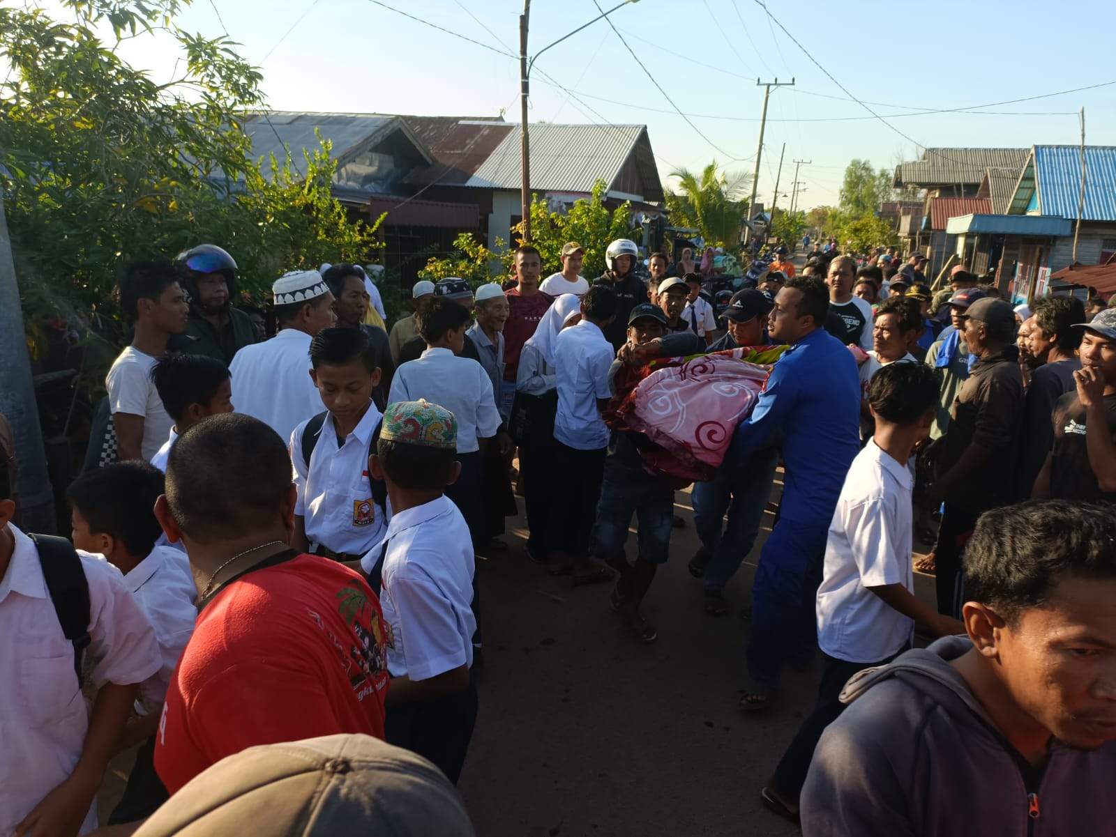 Tim SAR gabungan saat mengevakuasi korban tenggelam ke rumah duka di Desa Sungai Rasau, Kecamatan Bumi Makmur - Sumber : Sat Polairud Polres Tala for lenterakalimantan.com
