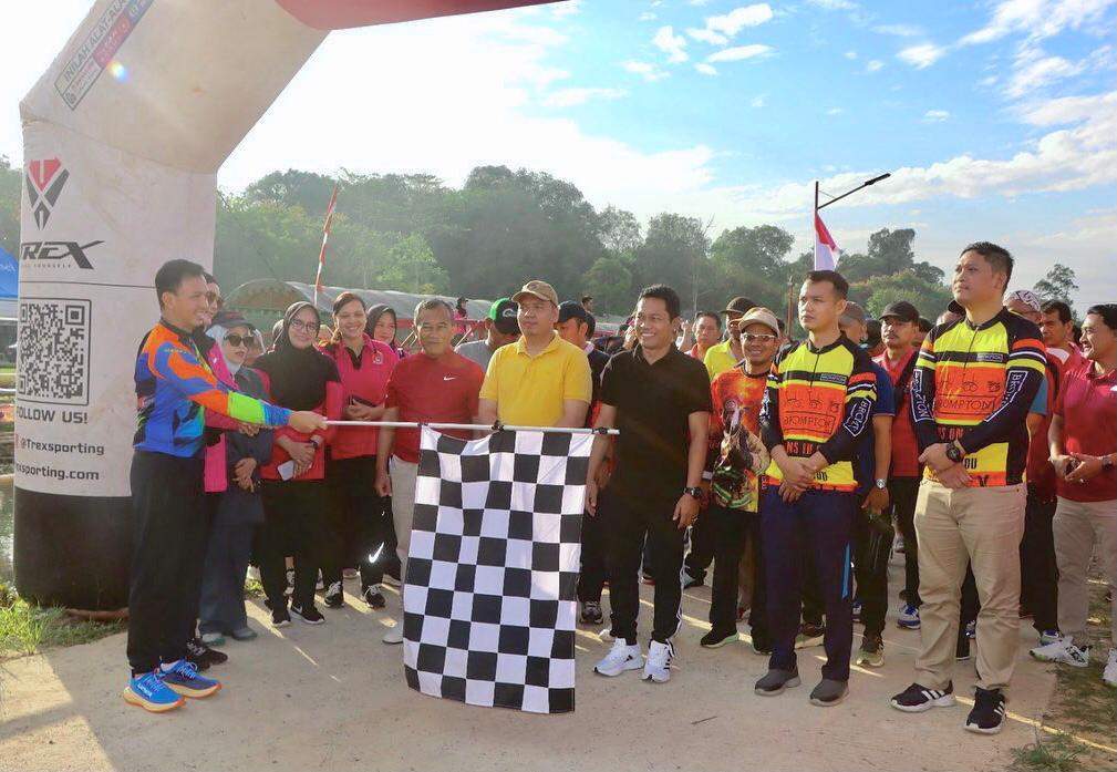 Dalam rangka memperingati hari jadi Bhayangkara ke-77, Polres Balangan menggelar kegiatan olahraga bersama sepeda gembira dan jalan santai, Minggu (18/6/2023). Sumber : Humas Polres Balangan for lenterakalimantan.com