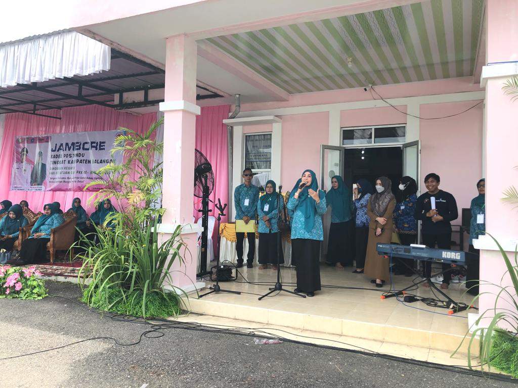 Tim Penggerak PKK Kabupaten Balangan, peringati Hari Kesatuan Gerak (HKG) PKK ke-51 tingkat Kabupaten Balangan, di halaman Kantor Sekretariat PKK, Paringin Selatan, Senin (19/6/2023). Sumber : Renny for lenterakalimantan.com 5w 1h