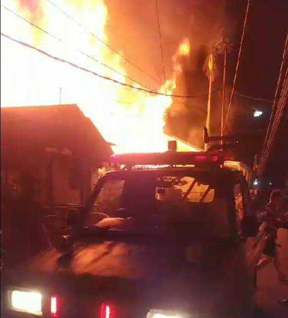 Polisi akhirnya mengungkap motif dugaan pembakaran rumah kos di Jalan Brigjend Hasan Basri, Komplek Kayu Tangi II (26/7/2023) - Sumber : Rekanan Emergency for LK 5W 1H