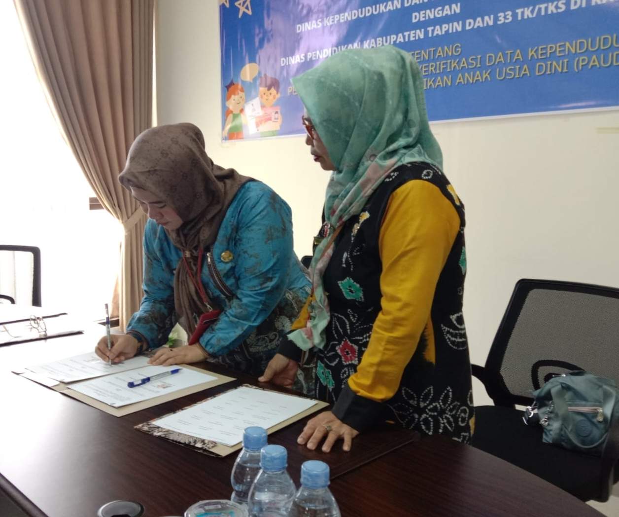 Kepala Dinas Kependudukan dan Pencatatan Sipil Kabupaten Tapin Hj Rina Indriani ST bersama Kepala Dinas Pendidikan Hj Irnawati SPd MM saat penandatanganan MoU pelayanan terintegrasi verifikasi data kependudukan untuk peserta pendidikan anak usia dini (PAUD) di kabupaten Tapin (28/7/2023) – Sumber : Dinas Pendidikan Kab. Tapin for lenterakalimantan.com 5w 1h