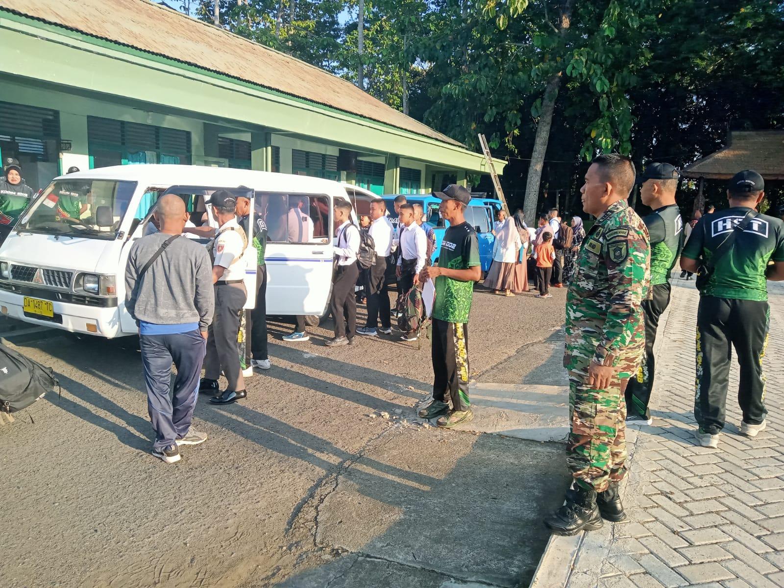 Kodim 1002/HST saat memberangkatkan para peserta seleksi penerimaan calon Bintara TNI AD ke Banjarmasin. Foto: 5W1H for lenterakalimantan.com